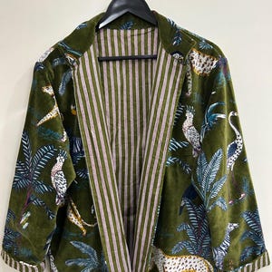 Tropische Samt Safari Jacke, Oliv Grünes Jungle Print, Gestreiftes Futter