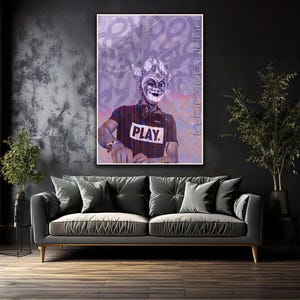 Puede incluir: Una impresión artística enmarcada con un esquema de color púrpura y negro. La obra de arte representa a una persona con una máscara y auriculares, con la palabra "PLAY" en su camiseta. El nombre del artista, "BORIS BREJCHA", está impreso verticalmente a la derecha.