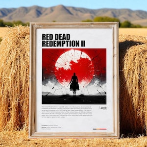Può includere: Poster incorniciato con il titolo "Red Dead Redemption II". Raffigura la silhouette di un cavaliere a cavallo contro un sole rosso. Il poster è esposto in un campo con balle di fieno in primo piano.