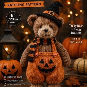 Puede incluir: Un oso de peluche tejido de color marrón con un sombrero de bruja negro con banda naranja, una bufanda a rayas negras y naranjas, y pantalones holgados naranjas con una cara de calabaza negra. El texto dice Halloween Little Tearoom Bear.