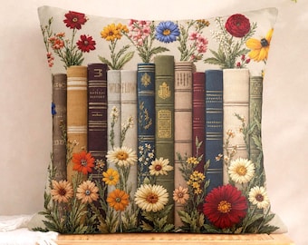 Cojín decorativo floral para amantes de los libros, cojín vintage con diseño de libros, decoración acogedora para el rincón de lectura, estilo cottagecore literario, regalo para lectores, detalle floral con motivos de libros.