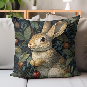 Cojín decorativo con diseño de conejo del bosque inspirado en William Morris, con diseño de conejo y bayas inspirado en la naturaleza, un toque decorativo para el hogar.
