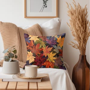 Funda de cojín con estampado de hojas de otoño, cojín con diseño de hoja de arce otoñal, decoración botánica batik, cojín rústico de bosque, detalle decorativo para el hogar en Acción de Gracias. imagen 6