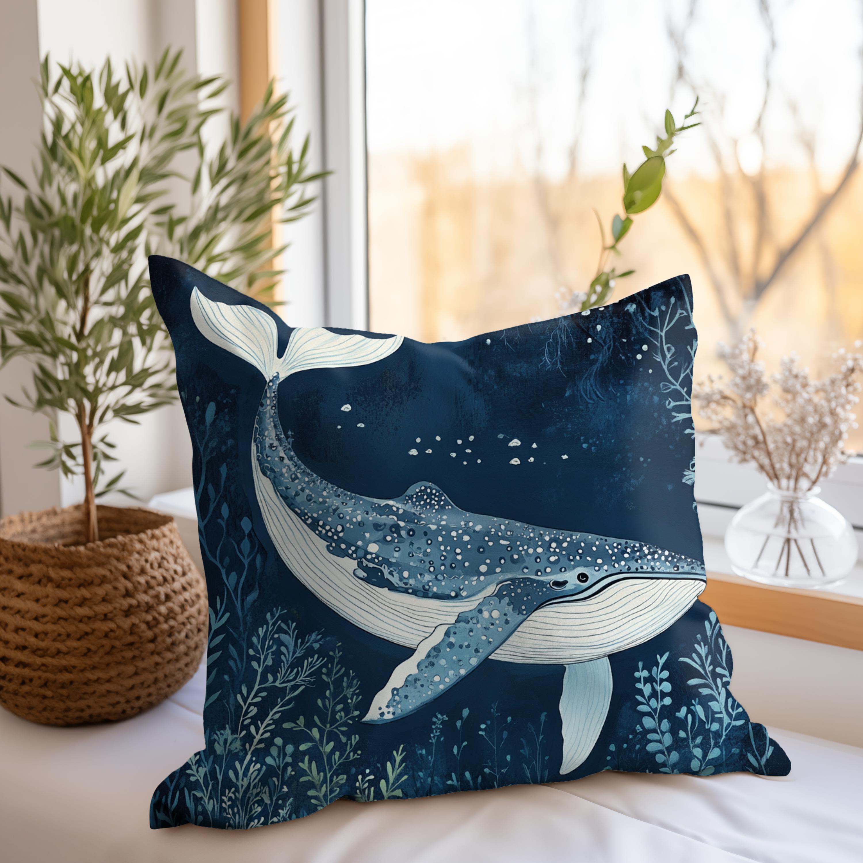 クジラのイラスト入りクッション、海をテーマにしたクッションカバー