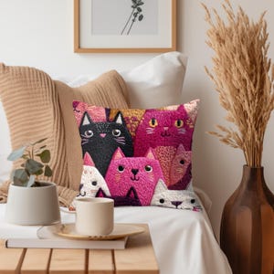 Cojín de gato caprichoso, cojín con estampado de gato bordado en imitación, cojín decorativo de gatito colorido, decoración felina divertida, regalo adorable para amantes de los gatos imagen 4