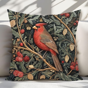 Peut inclure: Coussin décoratif avec un cardinal rouge vif perché sur une branche. L'oiseau est entouré d'un fond de feuillage vert foncé, de baies rouges et d'accents dorés. Le coussin présente un motif floral.