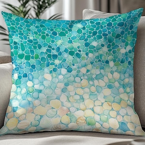 Puede incluir: Una taza de cerámica blanca con un asa negra y el texto "But First, Coffee" en negrita negra. La taza se encuentra sobre un fondo borroso, sugiriendo un ambiente acogedor.