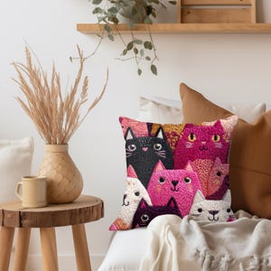 Cojín de gato caprichoso, cojín con estampado de gato bordado en imitación, cojín decorativo de gatito colorido, decoración felina divertida, regalo adorable para amantes de los gatos imagen 2