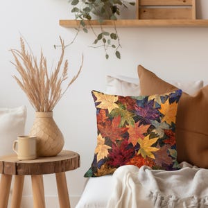 Funda de cojín con estampado de hojas de otoño, cojín con diseño de hoja de arce otoñal, decoración botánica batik, cojín rústico de bosque, detalle decorativo para el hogar en Acción de Gracias. imagen 4