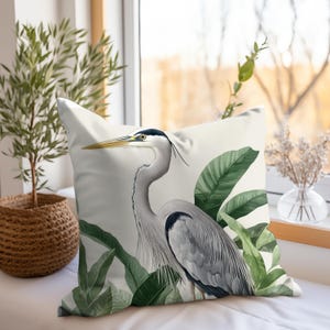 Reiher Vogel Dekokissen, Graureiher Akzentkissen, Botanisches Wohnkultur, Tropisches Naturkissen, Polyesterbezug, ideales Geschenk für Vogelliebhaber Bild 5