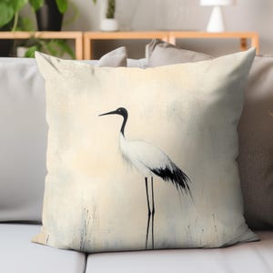 Minimalistisches Kran-Kissen, japanisches Vogel-Kunstkissen, Eleganter Reiher-Überwurf, Zen-Wildtier-Dekor, neutraler, moderner Wohnakzent