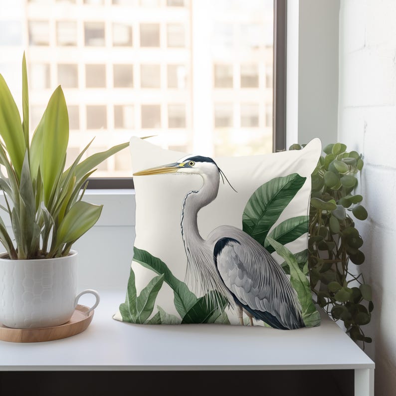 Reiher Vogel Dekokissen, Graureiher Akzentkissen, Botanisches Wohnkultur, Tropisches Naturkissen, Polyesterbezug, ideales Geschenk für Vogelliebhaber Bild 7