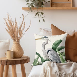Reiher Vogel Dekokissen, Graureiher Akzentkissen, Botanisches Wohnkultur, Tropisches Naturkissen, Polyesterbezug, ideales Geschenk für Vogelliebhaber Bild 3