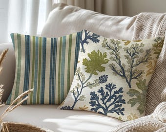 Juego de 2 cojines decorativos costeros en azul verdoso, con fundas a rayas y estampado coral, ideales para sofás de casas de playa.