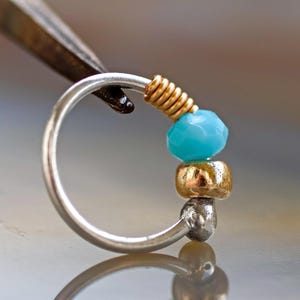 Boucle d'oreille tragus argentée, créole du cartilage, créole en argent pour hélice, piercing tour, créole de la collection de perles d'été, anneau de nez bleu