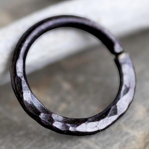 Zwarte septumring - zwartzilveren septum-sieraden - gehamerde septumpiercings - 999 puur zilveren sieraden