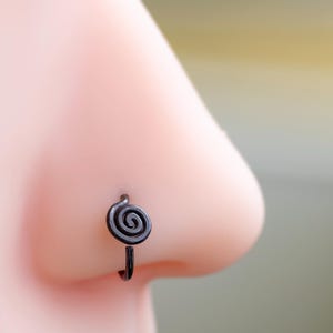 Zwarte spiraalvormige neusring * Geoxideerde zilverzwarte neusring * Sierlijke neusgatring * Unieke neusring - cadeau voor haar