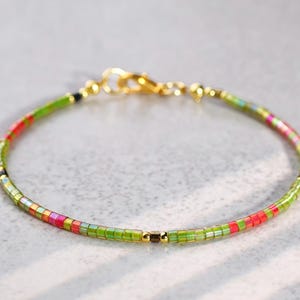 Tornozeleira delicada com contas: contas de vidro verde e vermelho, pulseira de pé à prova d&#39;água para o verão
