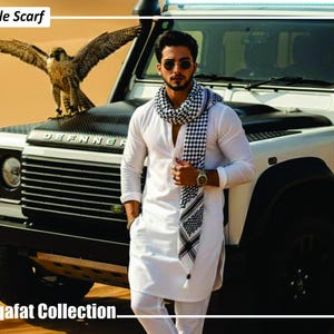 Puede incluir: Un hombre con un atuendo blanco y una bufanda a cuadros blancos y negros está de pie junto a un SUV blanco. Un halcón está posado en el capó del vehículo. Los textos "Male Scarf" y "Saqafat Collection" son visibles.