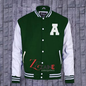 Könnte beinhalten: Grün-weiße Collegejacke mit dem Buchstaben "A" auf der Vorderseite. Die Jacke hat weiße Ärmel, einen grünen Körper und weiße Streifen an den Bündchen und am Saum. Der Text "Zaine Enterprises" ist vorhanden.