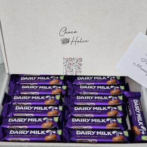 Zuivelmelk FULL SIZED BARS Cadbury-geschenkdoos Heerlijke chocolaatjes voor speciale momenten Gratis berichtkaart Gepersonaliseerde brievenbusmand Brits