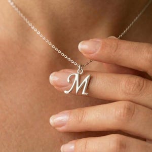 Elegant halsband med bokstaven M, hänge med initialer i skrift, kedja i 925 sterlingsilver, smycken med alfabetet