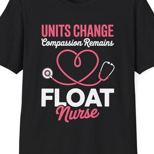 Peut inclure: Panneau en bois rustique avec l'inscription "Welcome to our home" en lettres blanches. Le panneau présente une finition vieillie et un design simple et accueillant, idéal pour un porche ou une entrée.