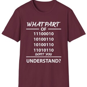 Puede incluir: Camiseta granate con texto blanco. El texto dice "WHAT PART OF" sobre n&uacute;meros binarios, seguido de "DON'T YOU UNDERSTAND?" Un dise&ntilde;o humor&iacute;stico para los entusiastas de la inform&aacute;tica.