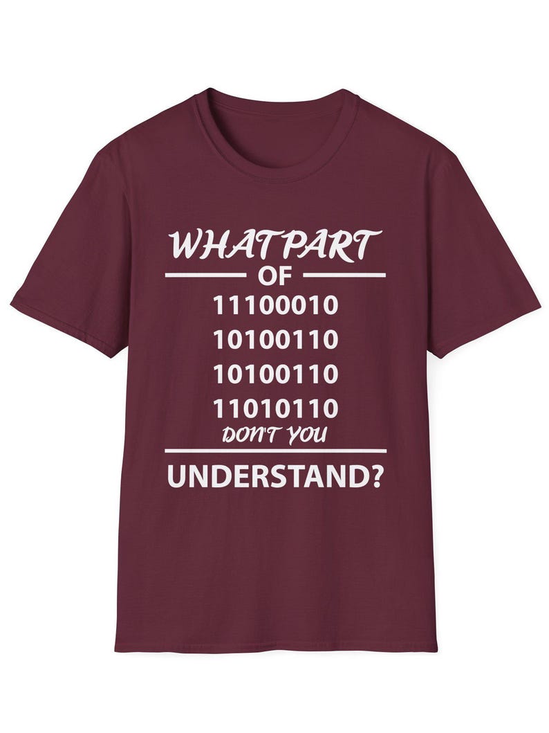 Puede incluir: Camiseta granate con texto blanco. El texto dice "WHAT PART OF" sobre n&uacute;meros binarios, seguido de "DON'T YOU UNDERSTAND?" Un dise&ntilde;o humor&iacute;stico para los entusiastas de la inform&aacute;tica.