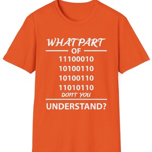 Puede incluir: Camiseta naranja con texto blanco. El texto dice "WHAT PART OF" sobre n&uacute;meros binarios, seguido de "DON'T YOU UNDERSTAND?" Un regalo divertido para programadores y entusiastas de la tecnolog&iacute;a.