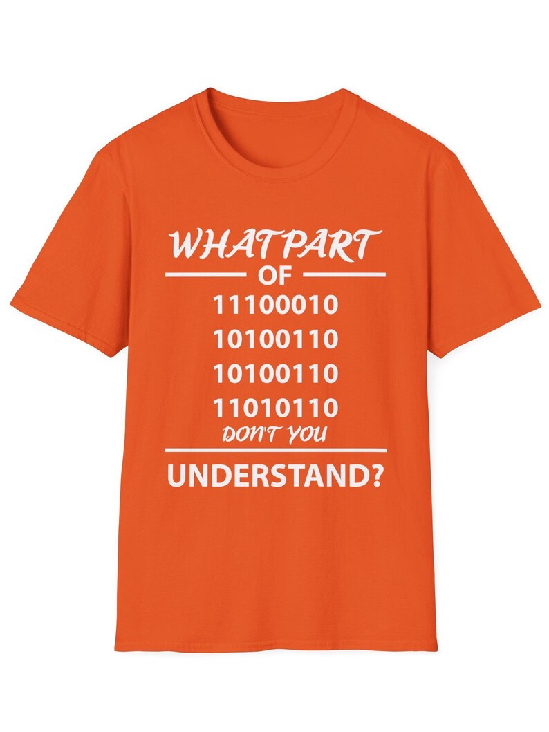 Puede incluir: Camiseta naranja con texto blanco. El texto dice "WHAT PART OF" sobre n&uacute;meros binarios, seguido de "DON'T YOU UNDERSTAND?" Un regalo divertido para programadores y entusiastas de la tecnolog&iacute;a.
