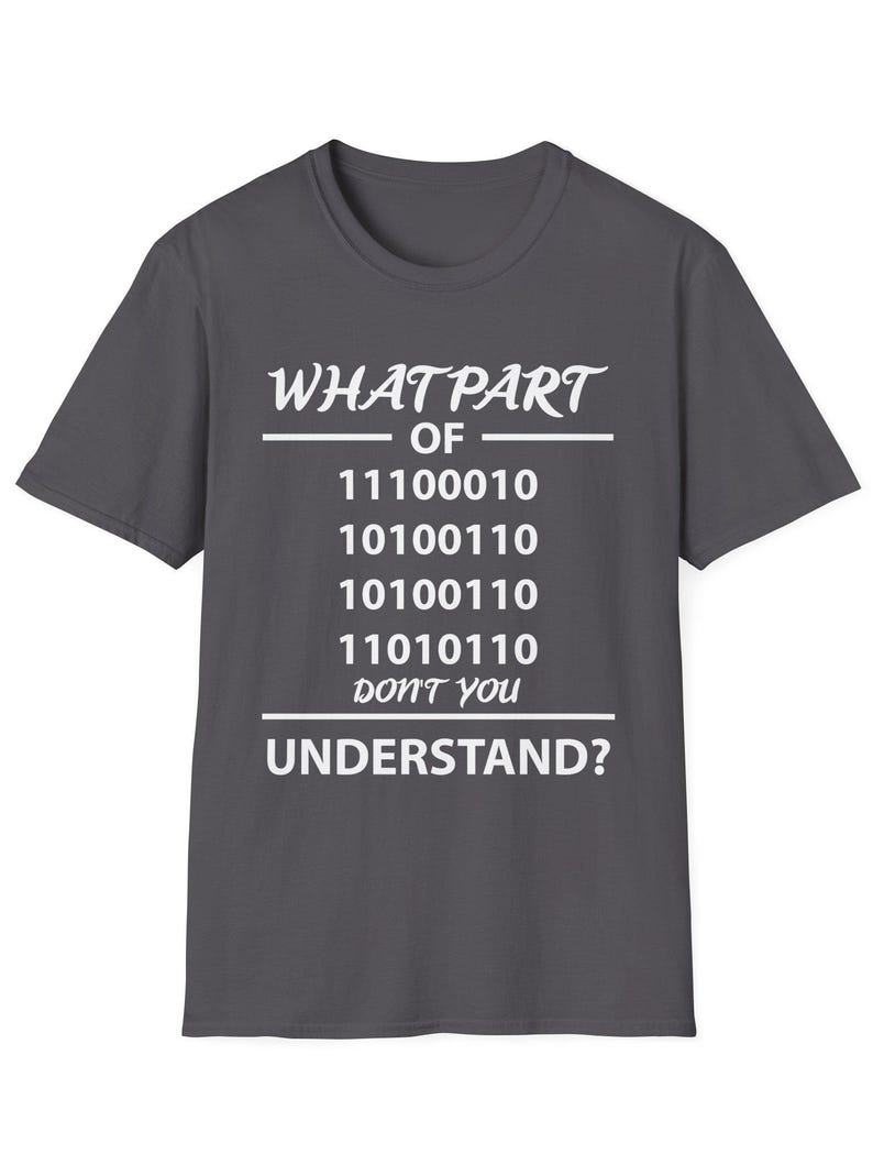Puede incluir: Camiseta gris oscuro con texto blanco. El texto dice "WHAT PART OF" seguido de c&oacute;digo binario y "DON'T YOU UNDERSTAND?" Un dise&ntilde;o humor&iacute;stico para programadores y entusiastas de la tecnolog&iacute;a.