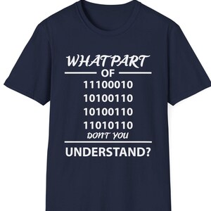 Puede incluir: Camiseta azul marino con texto blanco: "WHAT PART OF" seguido de c&oacute;digo binario y "DON'T YOU UNDERSTAND?" Un dise&ntilde;o humor&iacute;stico para entusiastas de la inform&aacute;tica.
