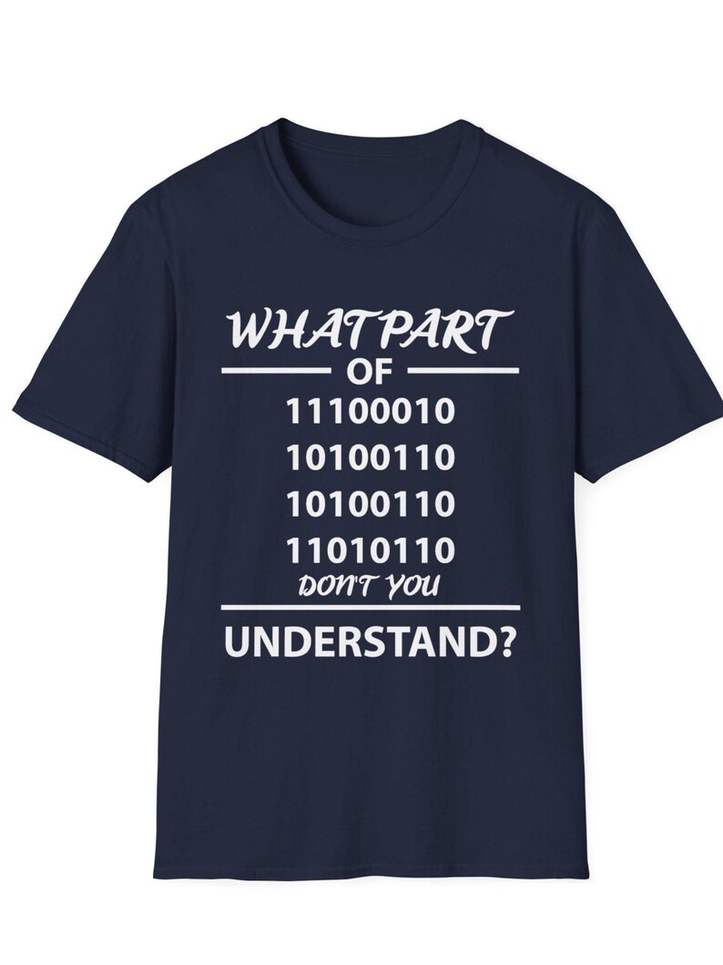 Puede incluir: Camiseta azul marino con texto blanco: "WHAT PART OF" seguido de c&oacute;digo binario y "DON'T YOU UNDERSTAND?" Un dise&ntilde;o humor&iacute;stico para entusiastas de la inform&aacute;tica.