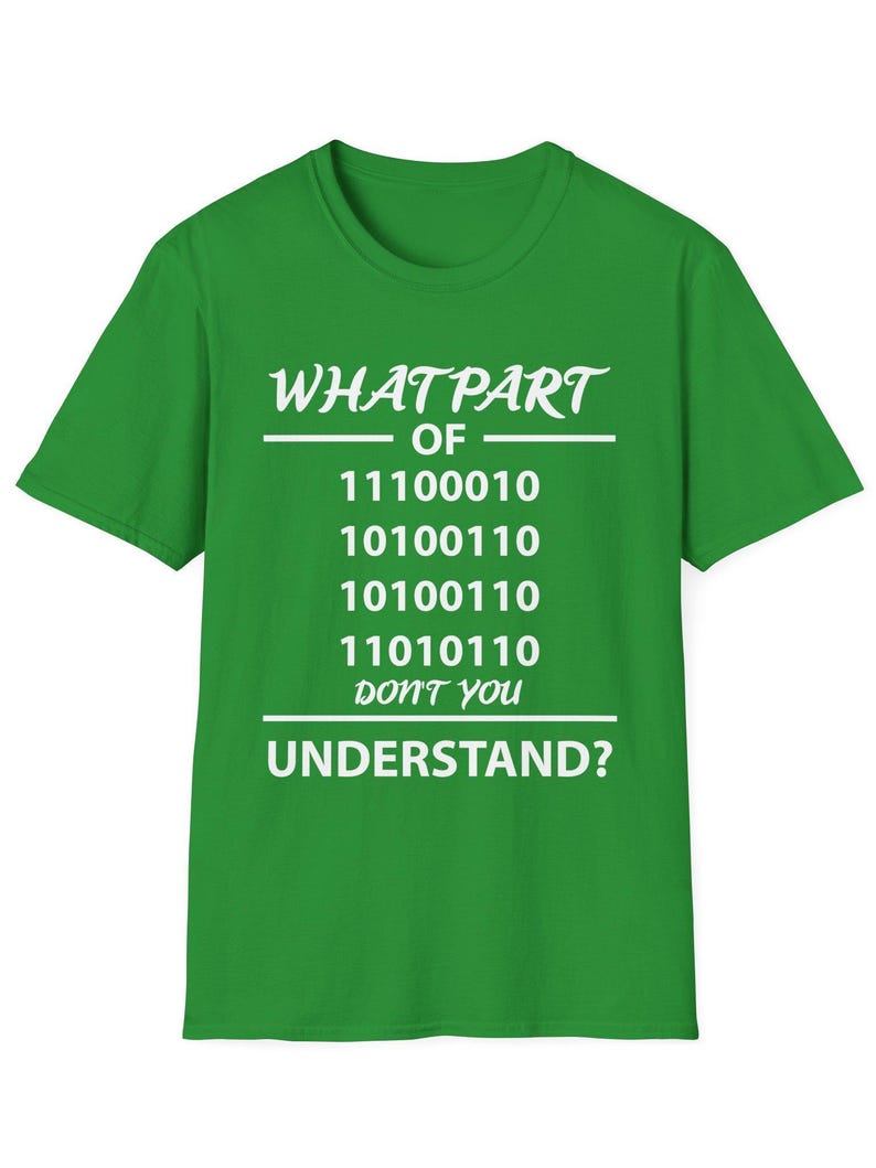 Puede incluir: Una camiseta verde con texto blanco. El texto dice "WHAT PART OF" seguido de c&oacute;digo binario, y "DON'T YOU UNDERSTAND?" Esta camiseta es una versi&oacute;n humor&iacute;stica de la inform&aacute;tica y la codificaci&oacute;n.