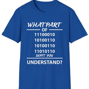 Puede incluir: Camiseta azul real con texto blanco. El texto dice "WHAT PART OF" encima de una serie de n&uacute;meros binarios, seguido de "DON'T YOU UNDERSTAND?" Un dise&ntilde;o humor&iacute;stico para programadores y entusiastas de la tecnolog&iacute;a.