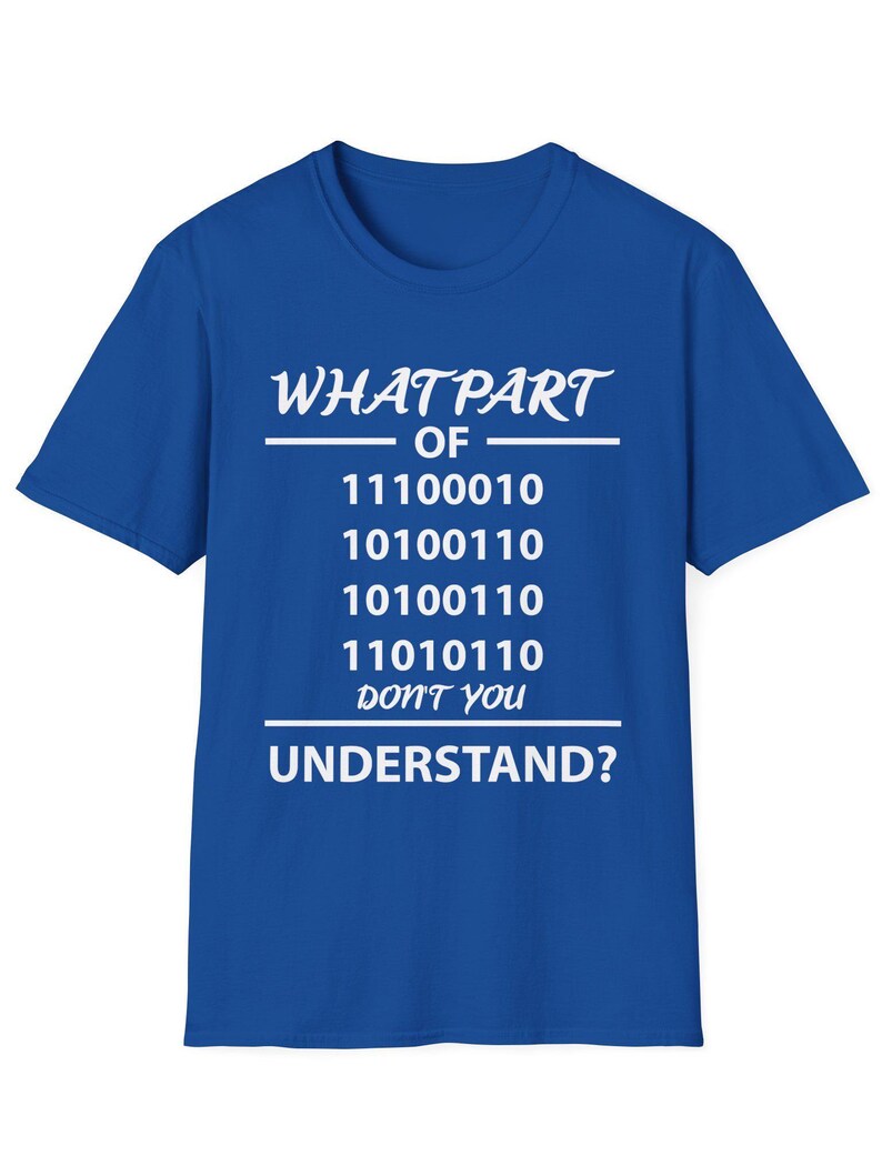 Puede incluir: Camiseta azul real con texto blanco. El texto dice "WHAT PART OF" encima de una serie de n&uacute;meros binarios, seguido de "DON'T YOU UNDERSTAND?" Un dise&ntilde;o humor&iacute;stico para programadores y entusiastas de la tecnolog&iacute;a.