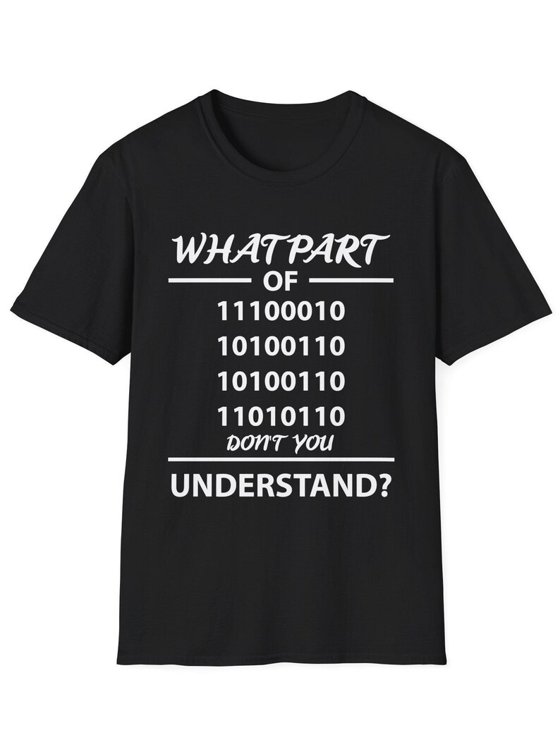 Puede incluir: Camiseta negra con texto blanco. El texto dice "WHAT PART OF" seguido de c&oacute;digo binario y "DON'T YOU UNDERSTAND?" Un dise&ntilde;o humor&iacute;stico para programadores, inform&aacute;ticos o cualquier persona que ame la codificaci&oacute;n.