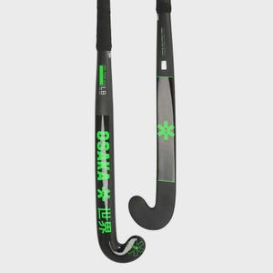 Op de afbeelding: Twee zwarte veldhockeysticks met felgroene accenten. De linkerstick bevat de tekst OSAKA, een stervormig logo en Japanse tekens. De rechterstick toont een groen stervormig logo en de tekst PRO TOUR 100 LB bij het handvat.
