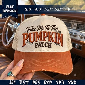 Puede incluir: Una gorra de camionero color crema y naranja con visera desgastada. El panel frontal presenta el texto bordado Take Me To The PUMPKIN PATCH con detalles de telarañas. La imagen muestra los tamaños disponibles 3,9, 4,9, 5,9, 6,9 y 7,9 cm.