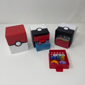 Die Pokeball Deck Box eines Mitspielers eines Pokemon TPG Konkurrenten mit eingebautem Kartenhalter für Schadenszähler, Würfel, Marker, etc. - Perfekt für Turniere!