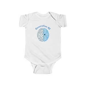 Puede incluir: Body de bebé blanco con un gráfico azul de un cerebro dividido por la mitad, un lado que se asemeja a un cerebro y el otro a una placa de circuito. Las palabras "Generation AI" están escritas arriba en azul claro.