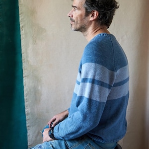 Suéter de lana merino hecho a mano para hombre: jersey de punto azul con rayas grises