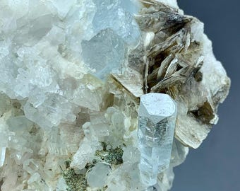 670 kt natuurlijk aquamarijnkristal met kwarts en mica | Pakistan | Groot verzamelaarsmineraal