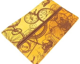 Può includere: Un portafoglio in tessuto giallo e marrone con un design vintage che presenta orologi, biciclette e mappe. Il portafoglio ha un bordo in pelle marrone e una chiusura a zip.