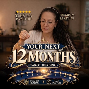 Może przedstawiać: Cyfrowa grafika dla usługi czytania tarota z tekstem "YOUR NEXT 12 MONTHS TAROT READING", pięcioma złotymi gwiazdkami oraz etykietami "TRUSTED PSYCHIC", "PREMIUM READING", "DETAILED READING" i "FAST DELIVERY" nad osią czasu 12 miesięcy.