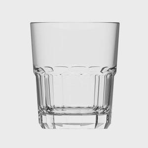 Peut inclure: Un verre à boire clair et facetté. Le verre a une base épaisse et un corps droit, légèrement conique. Le design présente des motifs géométriques verticaux et horizontaux. Le verre est vide et semble être en cristal ou dans un matériau similaire.