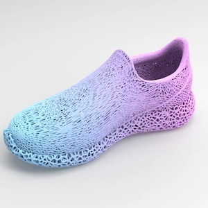 Puede incluir: Zapato renderizado digitalmente en degradado de azul y morado. El zapato tiene un dise&ntilde;o &uacute;nico de tejido abierto, con una apariencia texturizada. La suela y la parte superior est&aacute;n integradas, creando una est&eacute;tica moderna y sin costuras. Es un zapato sin cordones.