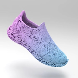 Puede incluir: Un zapato &uacute;nico, con degradado de color p&uacute;rpura a azul, con un dise&ntilde;o calado en forma de enrejado. El zapato parece flotar sobre un fondo blanco, destacando su estructura compleja y aireada, que recuerda a la impresi&oacute;n 3D.