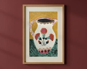 Może przedstawiać: Oprawiony obraz przedstawiający biały ceramiczny dzbanek z paskowanym uchwytem, ozdobiony czerwonymi i turkusowymi motywami kwiatowymi. Dzbanek stoi na teksturowanej turkusowej powierzchni na musztardowo-żółtym tle z małym podpisem w rogu.
